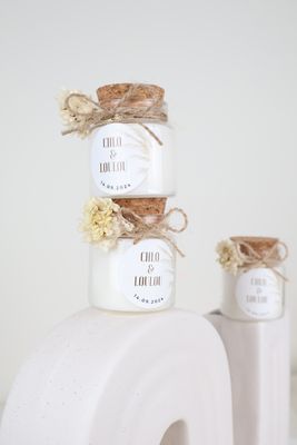 Bougie bouchon liège avec fleurs séchées et étiquette