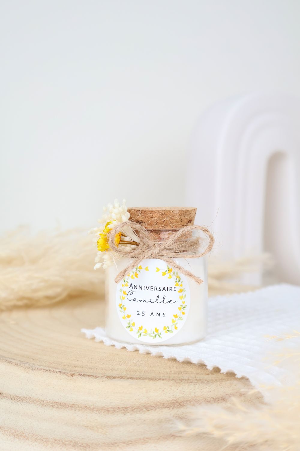 Bougie bouchon liège avec fleurs séchées et étiquette