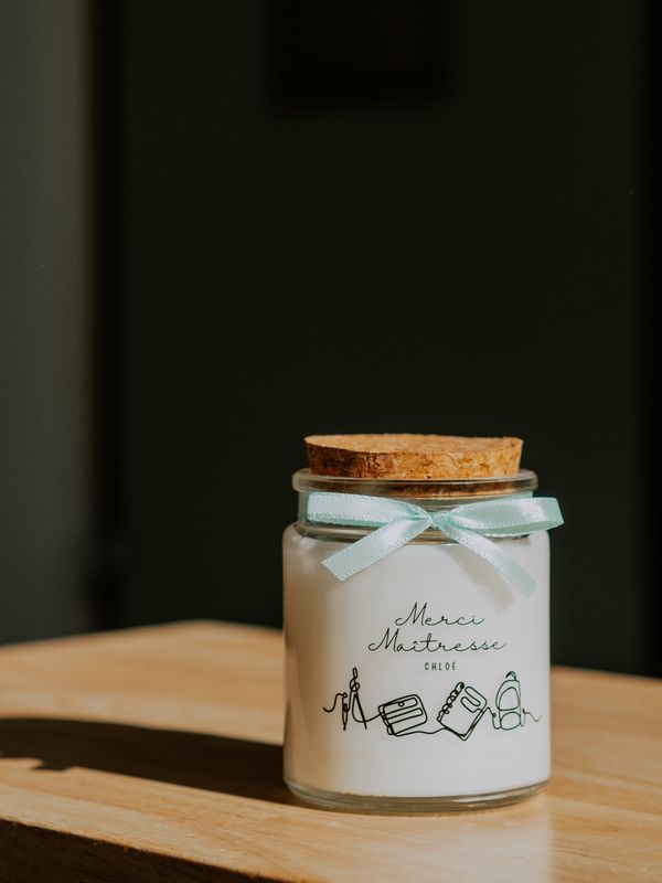 bougie personnalisée 200ml avec étiquette transparente cadeau maîtresse