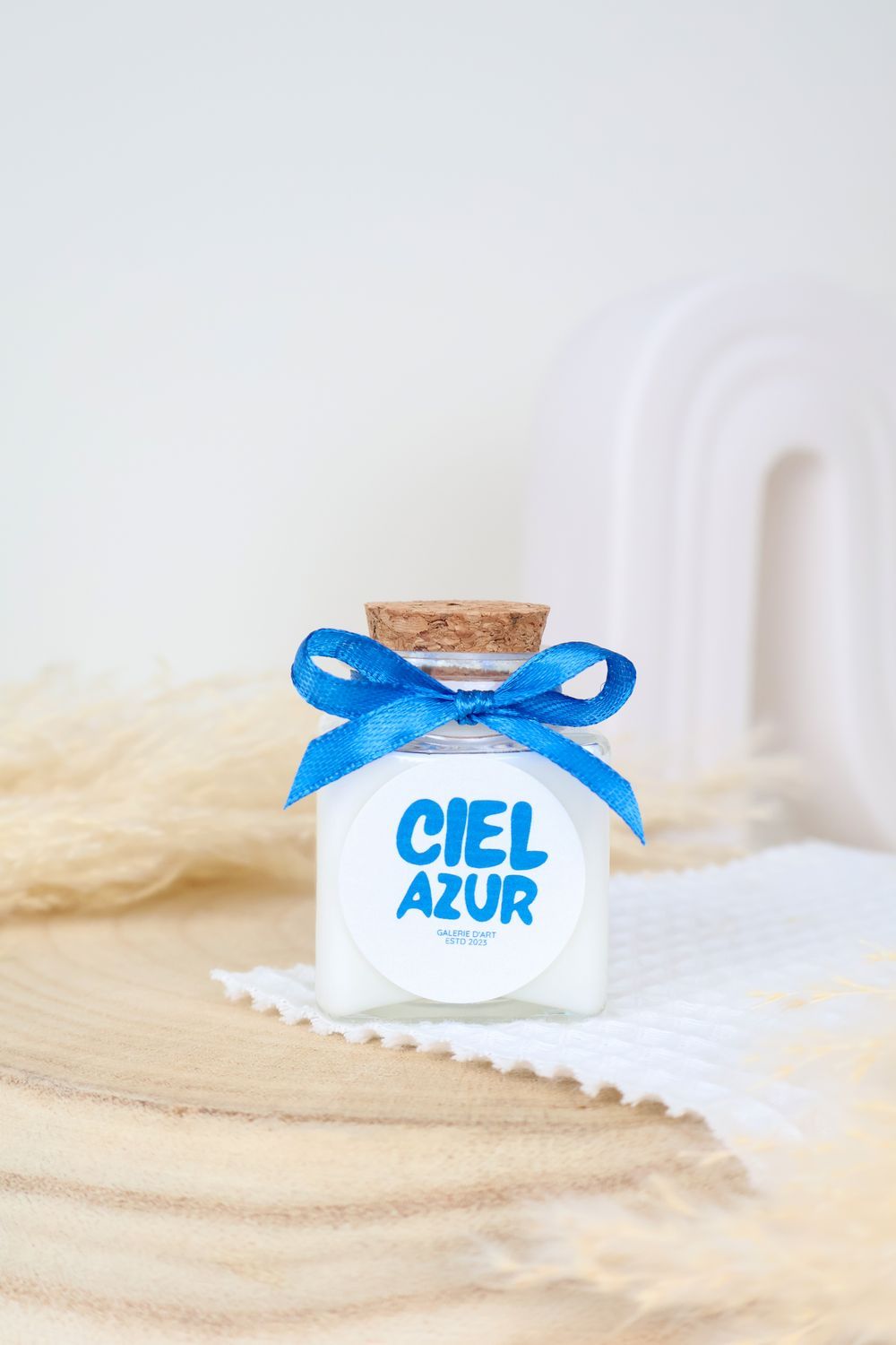 Bougie publicitaire personnalisée carré avec logo et ruban satin – cadeau d’entreprise 50 ml – Max &amp; Sylvie