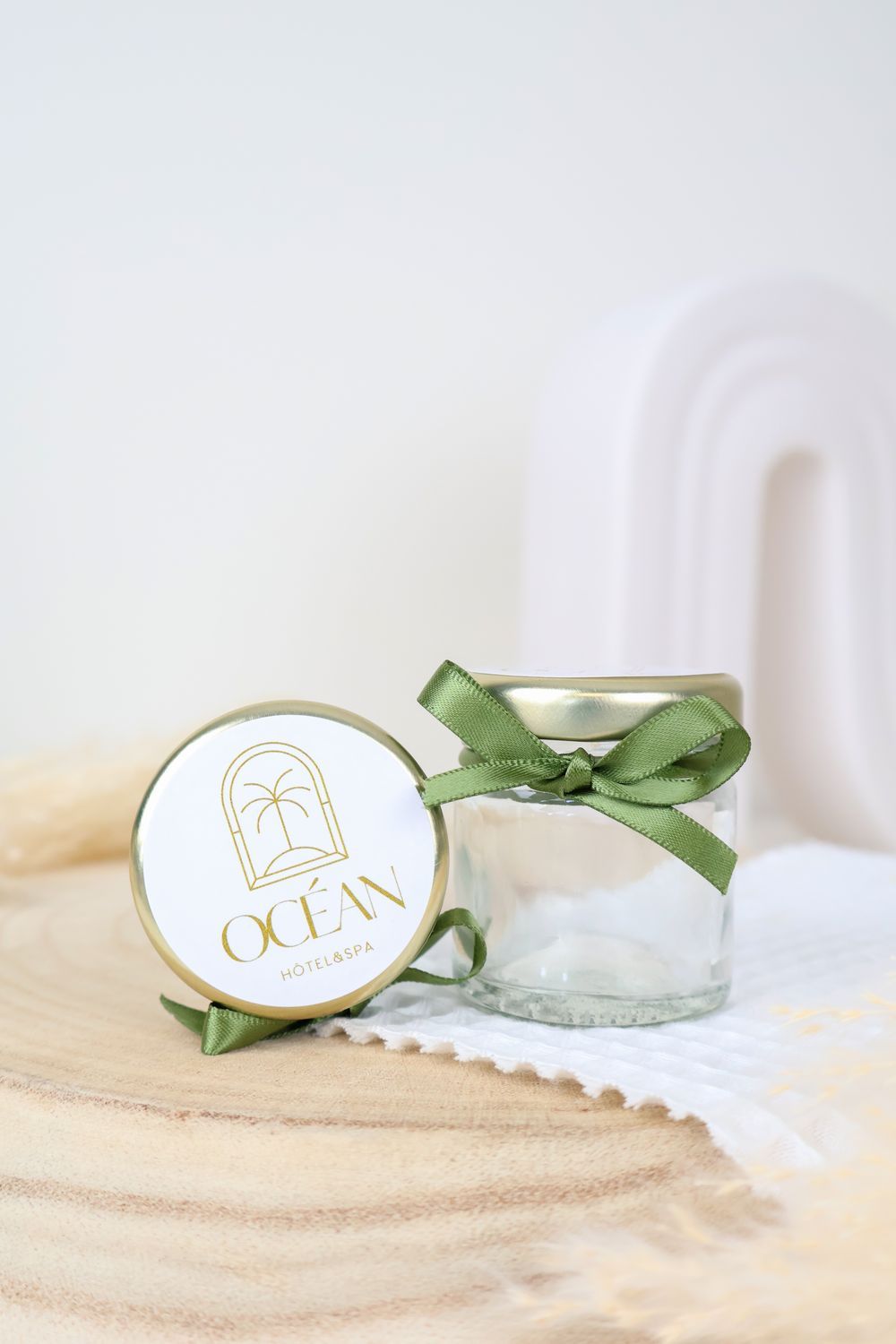 Petit pot en verre personnalisé avec logo, ruban satin et sticker d&#39;entreprise
