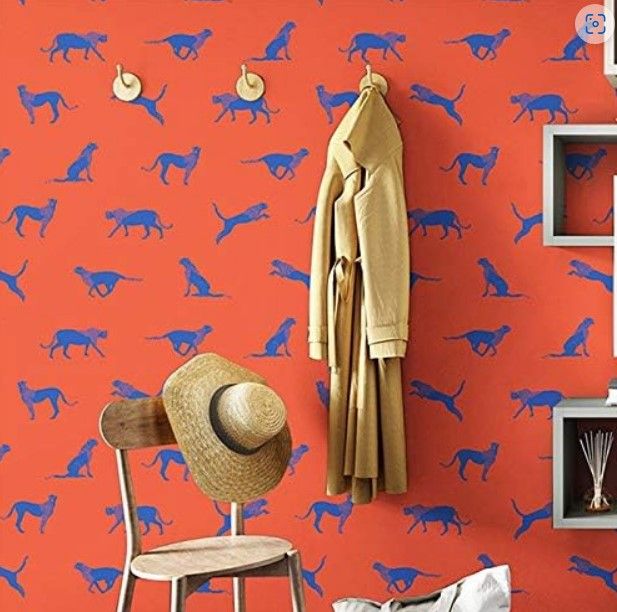 Caselio Vliestapete „Stay Wild“ – Modischer Animal-Print mit blauen Geparden auf Orange