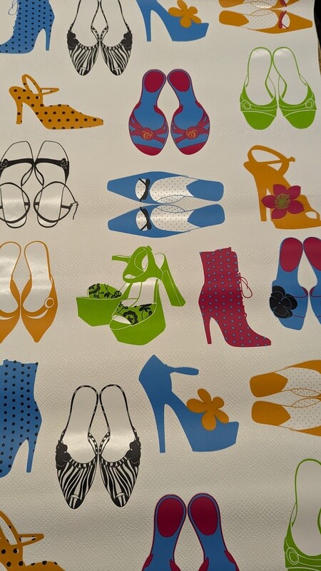 Vliestapete Pop-Art Schuhe – Buntes High Heels Muster für Ankleidezimmer