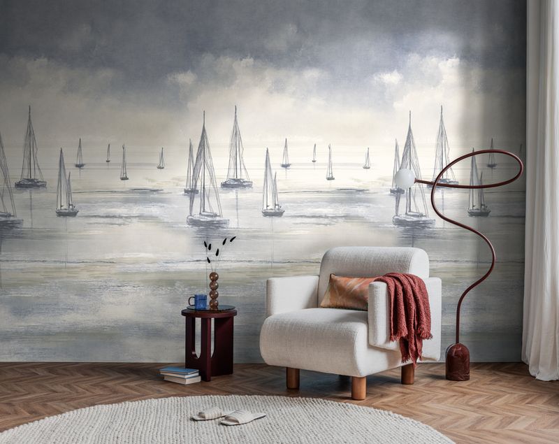 Segelbooten und nebliger Meereslandschaft
