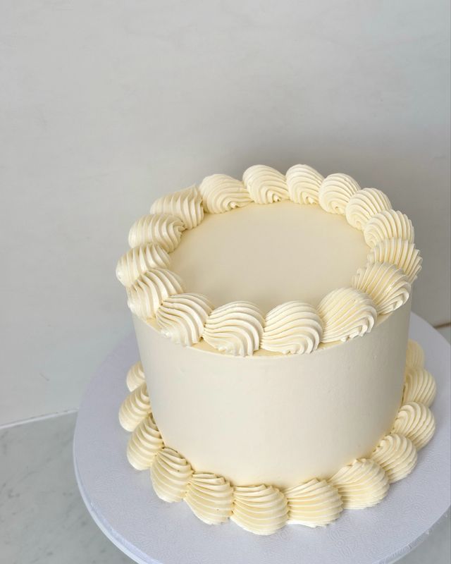 Gender Reveal Round Cake