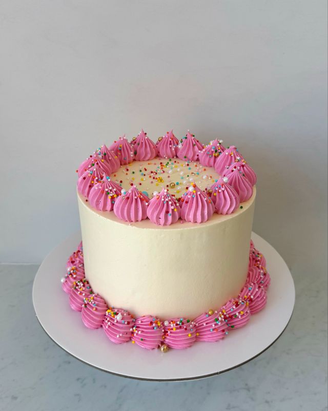 Funfetti Cake (Change Piping Colour)