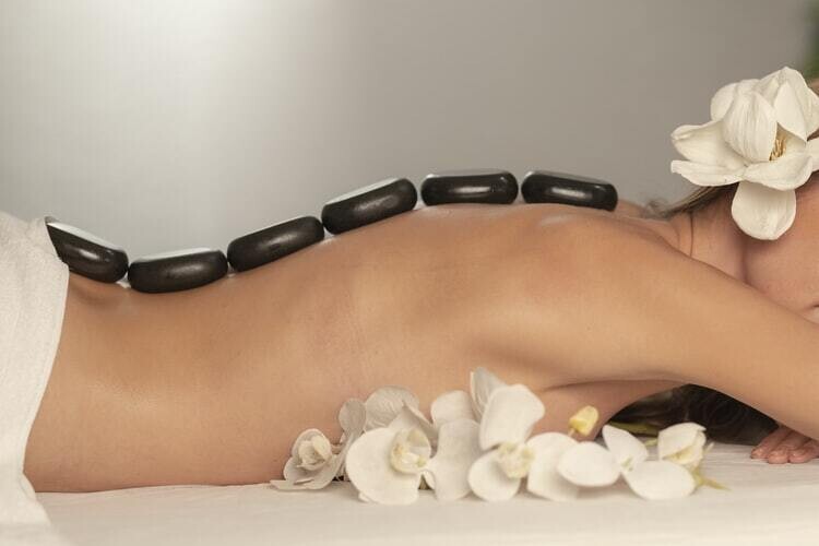 HOT STONE MASSAGE MET SPECIALE OLIE