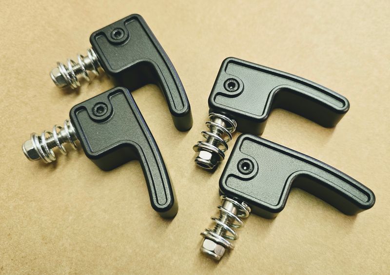 90 / 110 soft top windscreen latch