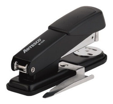 Engrapadora M-526 con sacagrapa, COLOR: NEGRO