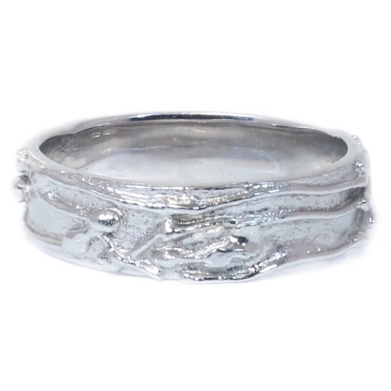 18ct White Gold Lined Filigree Ring