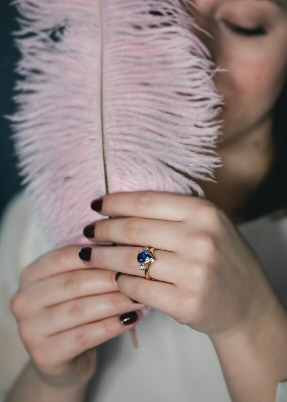 18ct Gold Blue Sapphire &amp; Diamond Wishbone Ring