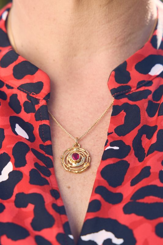 18ct Gold Rubover Set 1.59ct Ruby Montana Swirl Pendant (23mm Diameter)