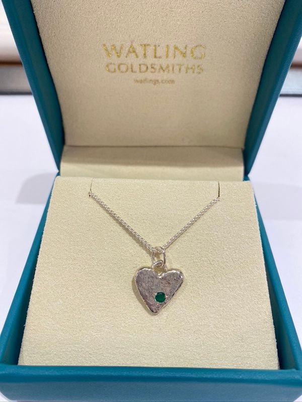 Silver Emerald Heart Pendant &amp; Chain (15mm wide)