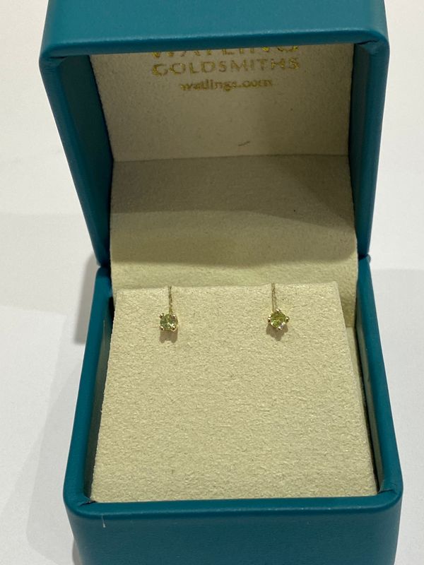 9ct Yellow Gold Claw Set Peridot Stud Earrings