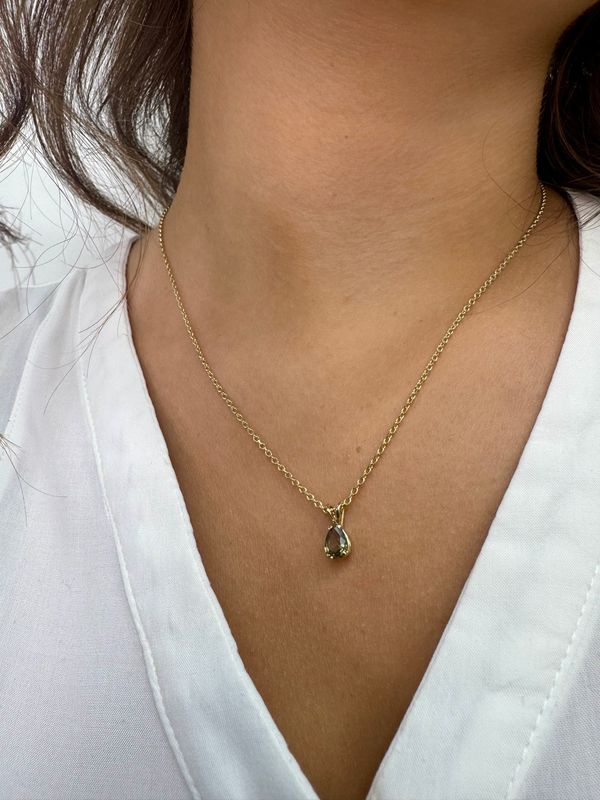 9ct Gold Pearshape Green Sapphire Claw Set Pendant