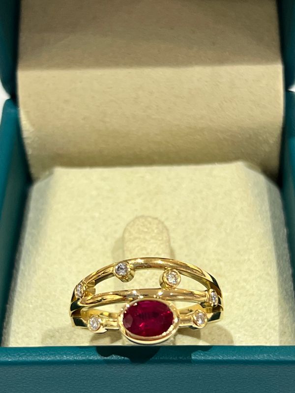 18ct Yellow Gold Ruby &amp; Diamond Seven-Stone Polished Twister Ring