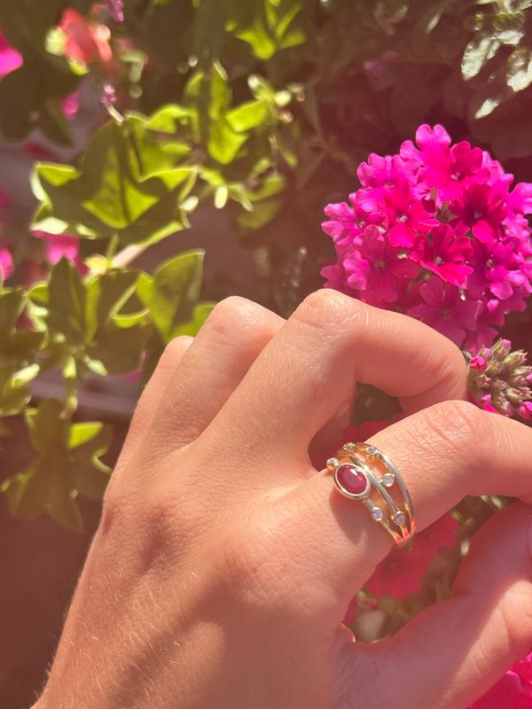18ct Yellow Gold Ruby &amp; Diamond Seven-Stone Polished Twister Ring