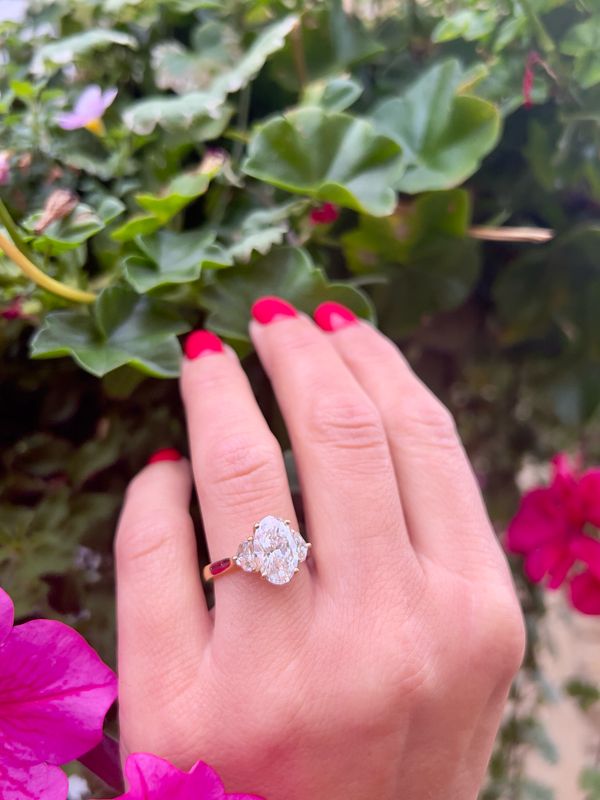 18ct Yellow Gold 3ct Oval Lab-Grown Diamond &amp; Natural Epaulette Side Diamonds Ring