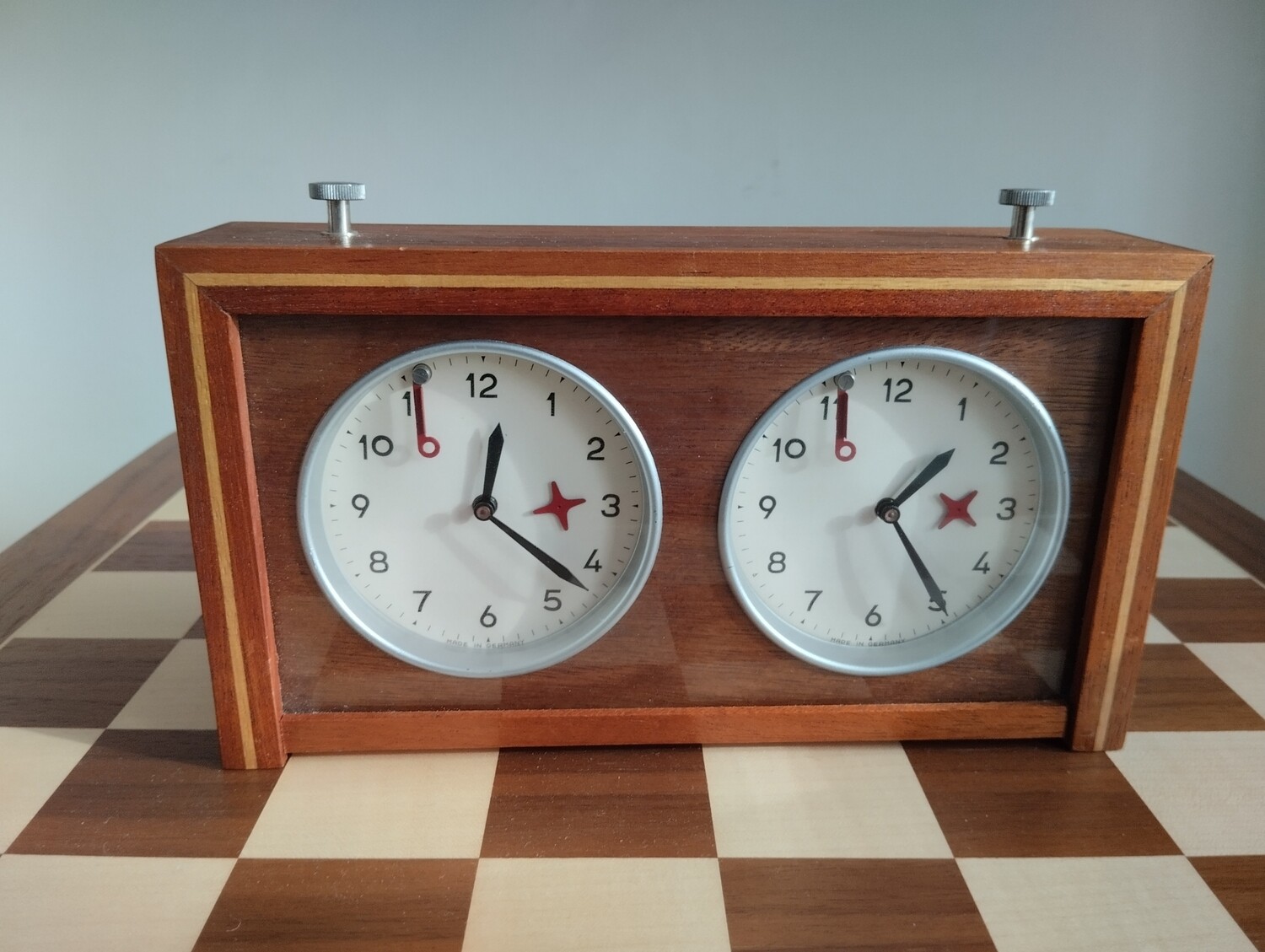 Garde clock with stripes