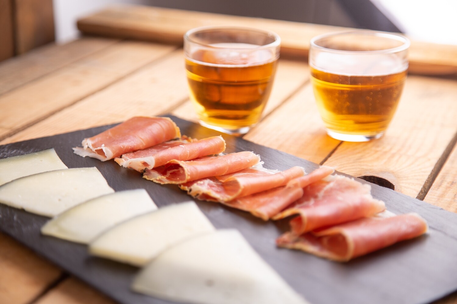 Tabla de Jamón Serrano y Queso Manchego