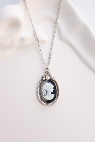 Lady Cameo Necklace