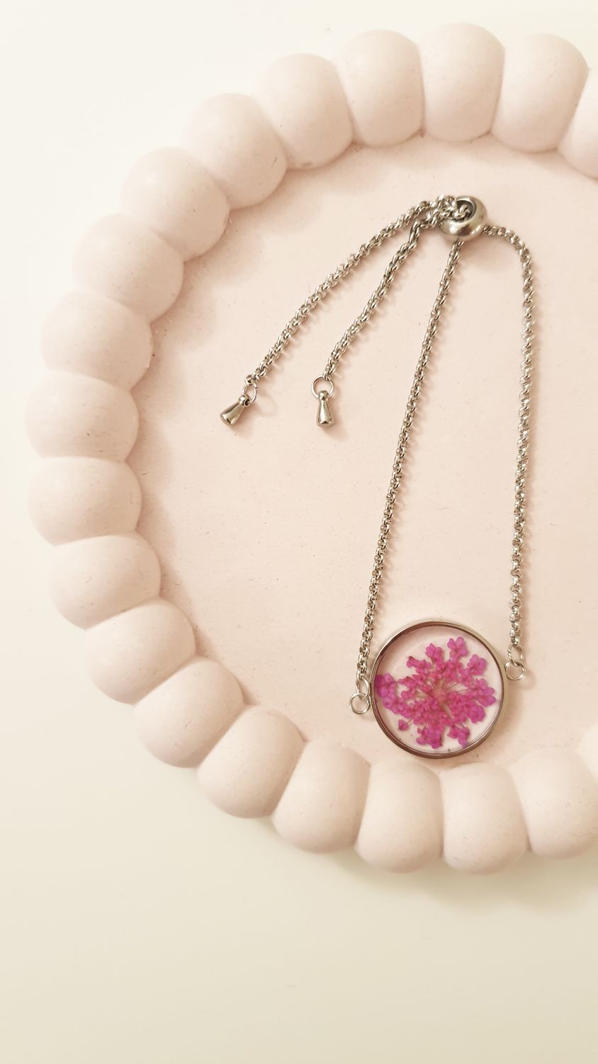 bracciale regolabile con cabochon fiorito fucsia