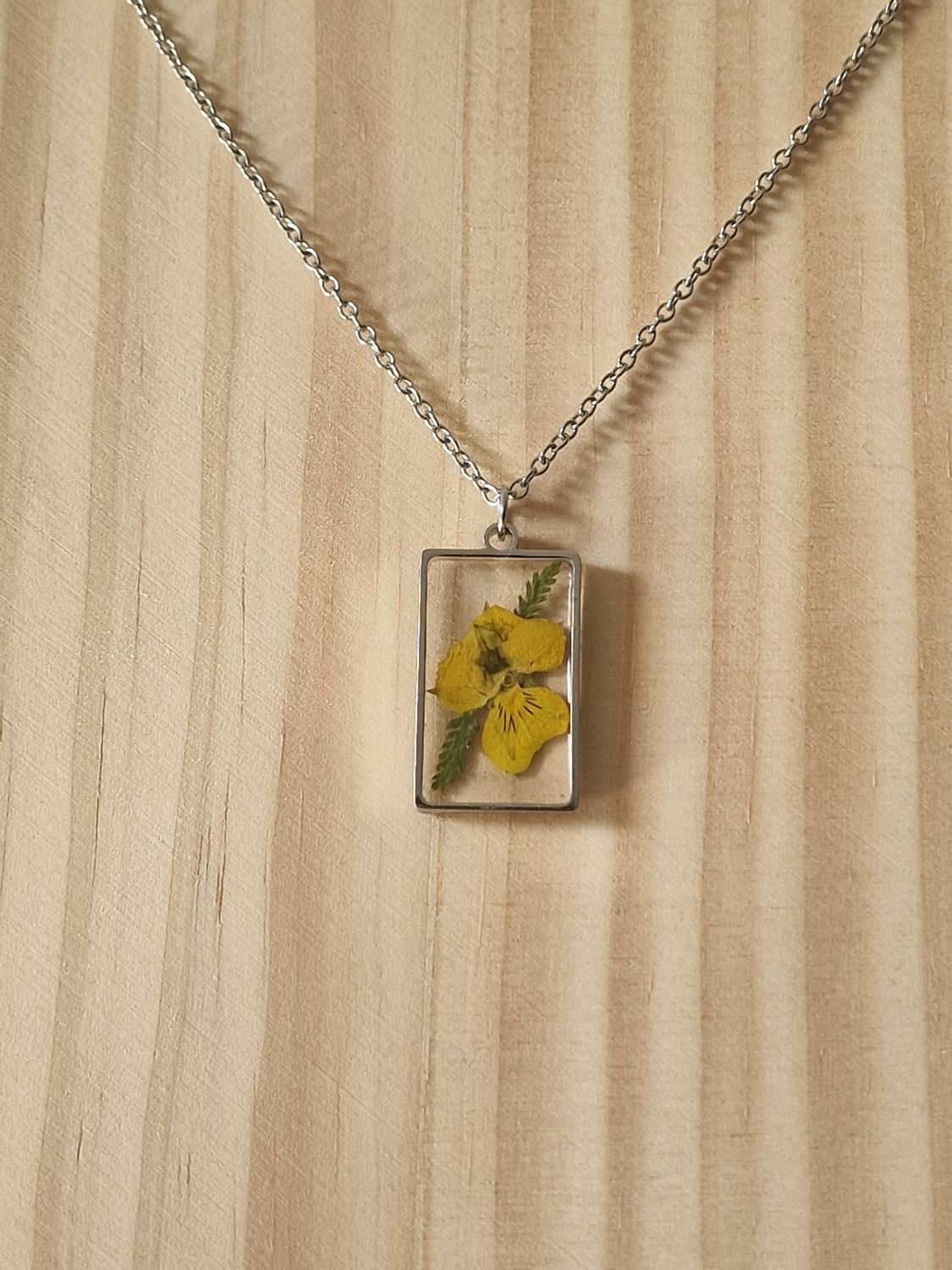 Violetta gialla rettangolare