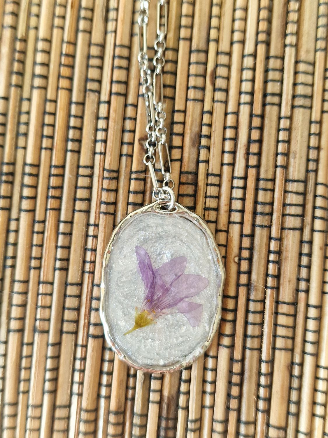 Collana con fiore lilla 