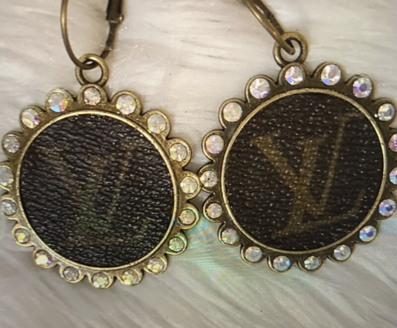 Lv circle earrings