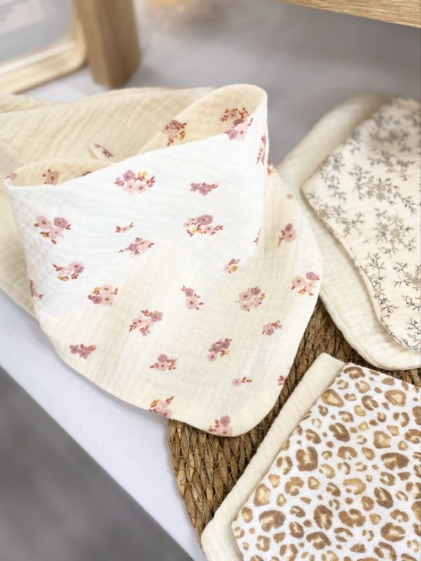 Bavoir bandana en gaze de coton