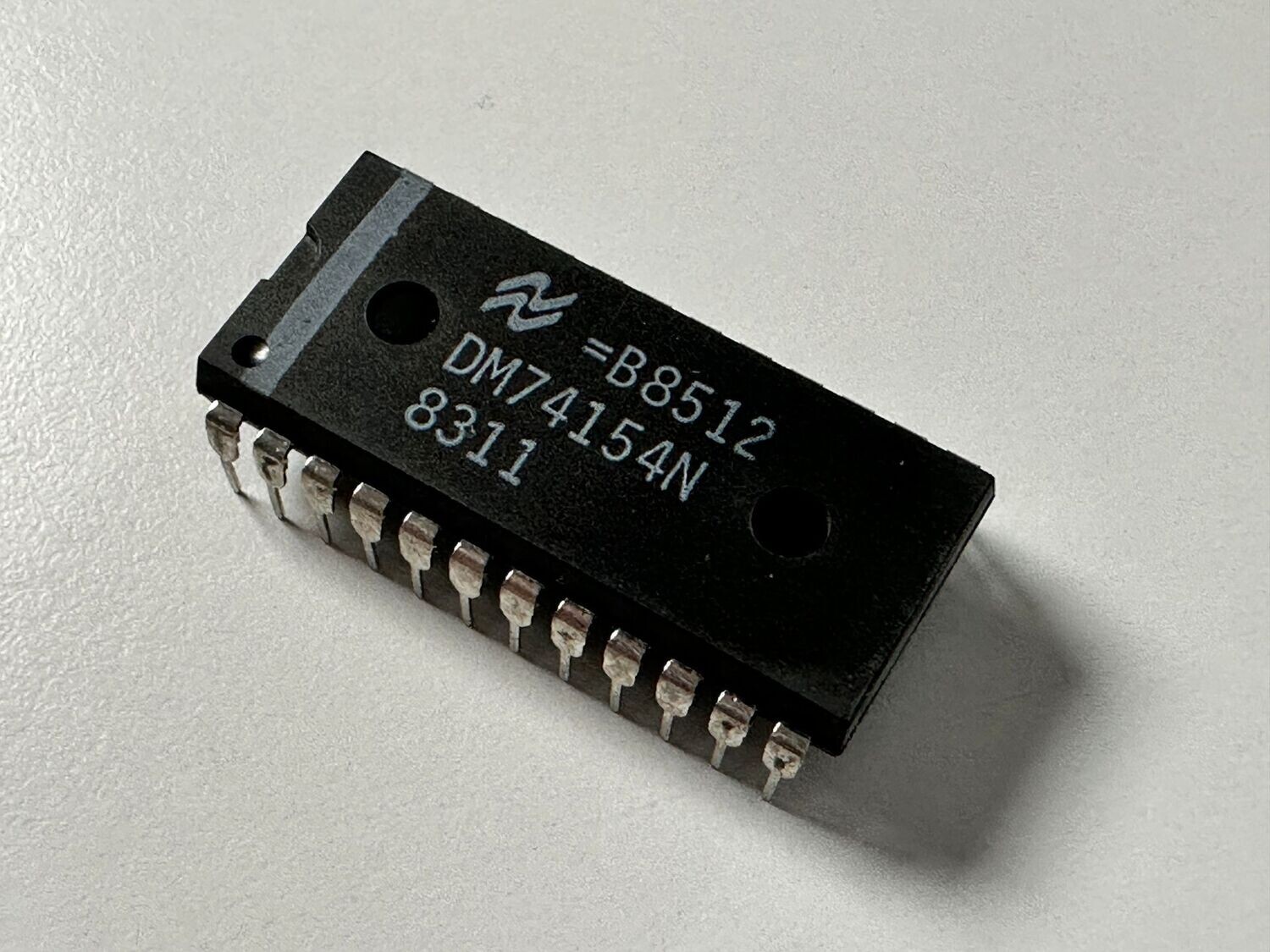 2x National Semiconductor 74LS154N 4-to-16 Line Decoder/Demultiplexer IC - DIP-24