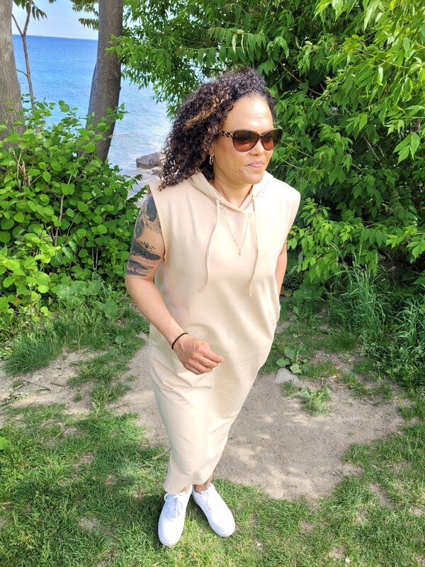 Long sleeveless hoodie dress with pockets for women