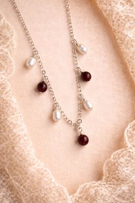 Garnet &amp; Pearls | Necklace