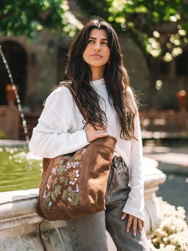 ​SIURANA. Este bolso en serraje con bordado de flores