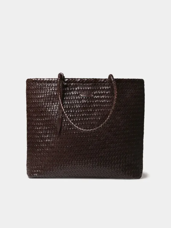 ​SIMONA. Este bolso tipo shopper está elaborado en cuero trenzado