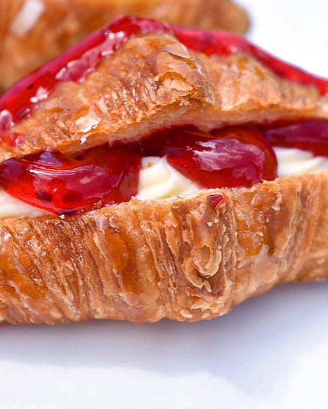 Croissant Keto Relleno De Queso Crema Y Guayaba (2 Unidades)