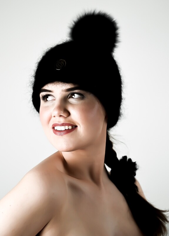 MARIT lue / beanie black exclusive collection.