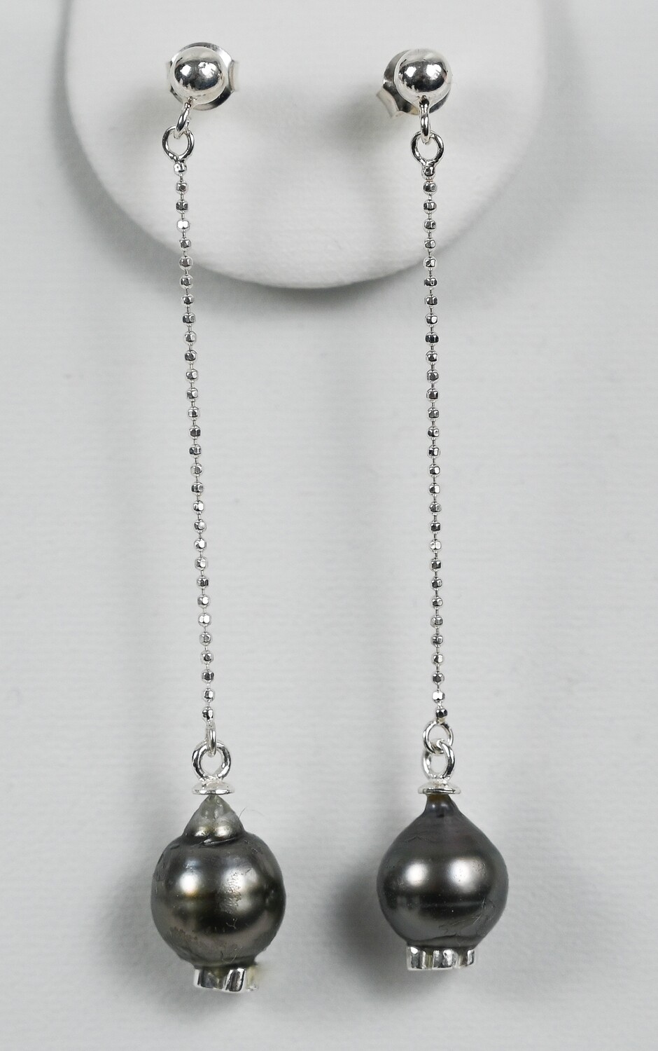 PANOPLY earrings, made of 925 sterling silver 6,0 cm.. bead chain and Tahitian 8,0 mm. salt water pearls. Handmade by Helle Hennie