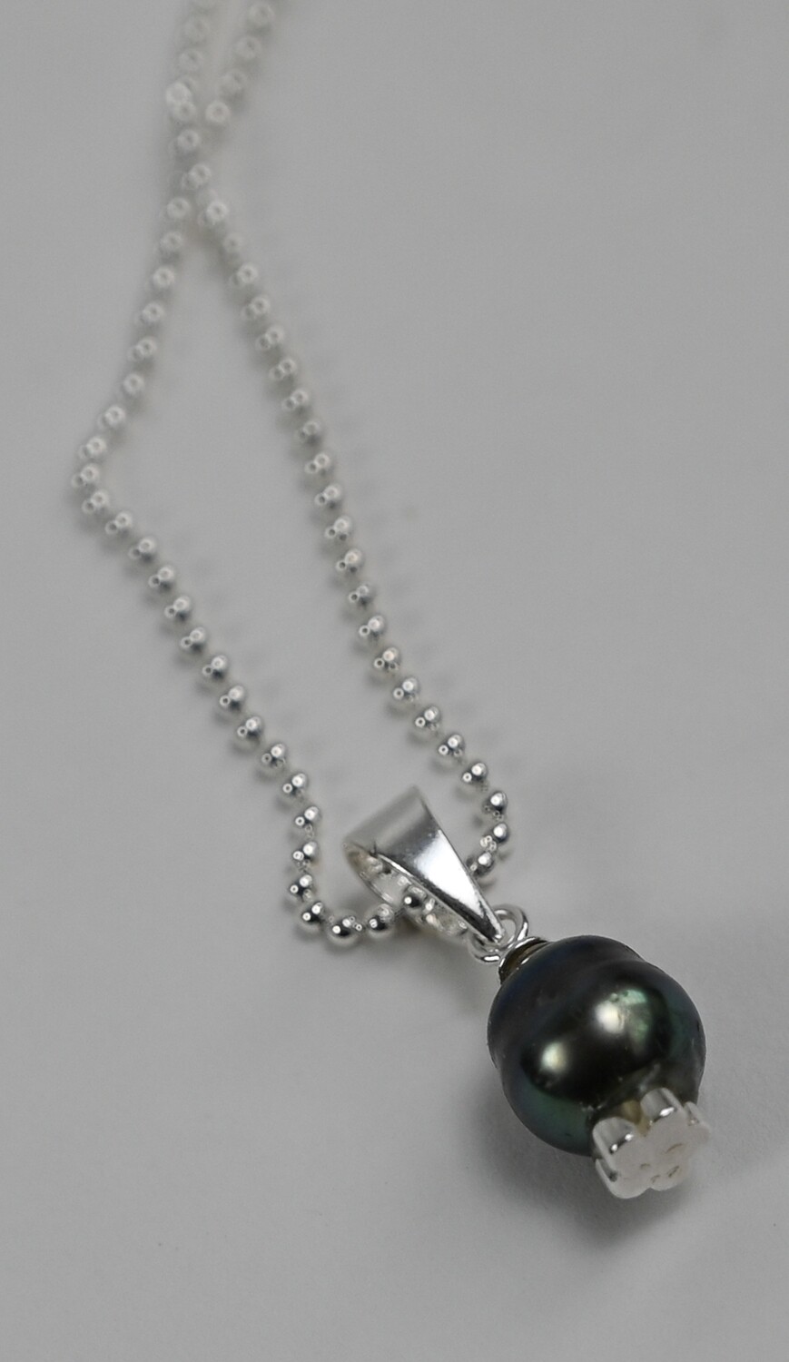 PANOPLY necklace, made of 925 sterling silver bead chain with 8,0 mm. Tahitian salt water pearl. Handmade by Helle Hennie