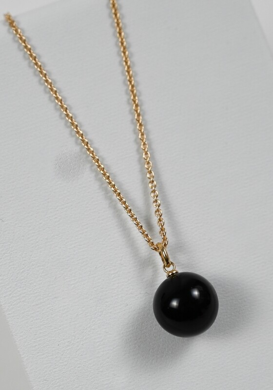 GOLDEN DROPS pendant, made of 14 ct. yellow gold and 10,0 mm. black onyx. Handmade by Helle Hennie