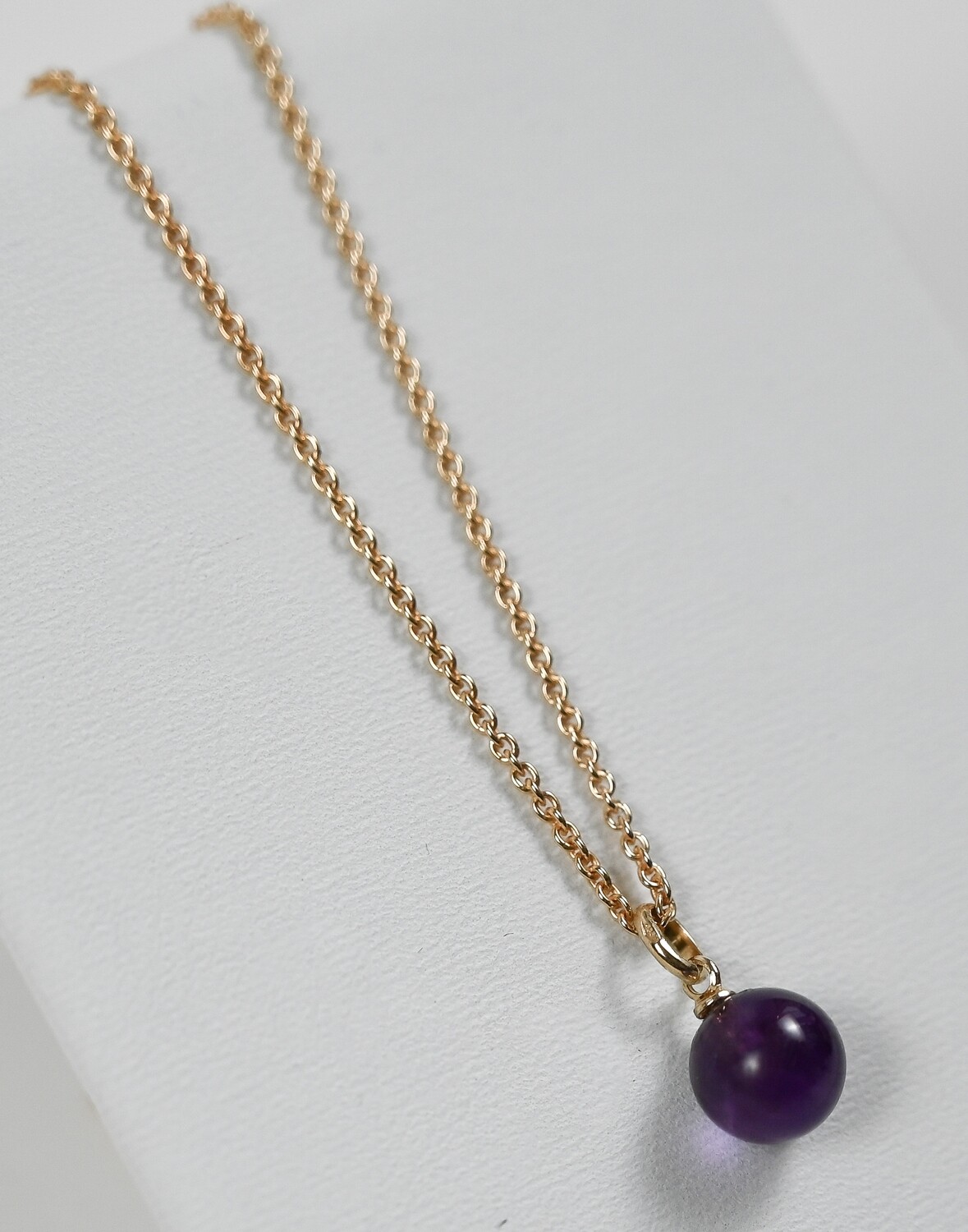 GOLDEN DROPS pendant, made of 14 ct. yellow gold and 8,0 mm. purple amethyst. Handmade by Helle Hennie
