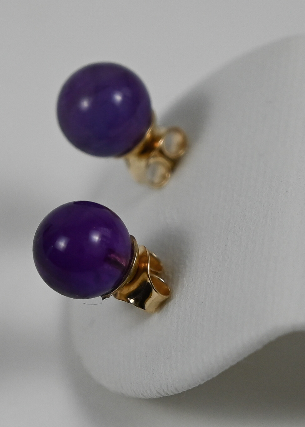 GOLDEN DROPS earrings, made of 14 ct. yellow gold and 7,0 mm. purple amethyst. Handmade by Helle Hennie