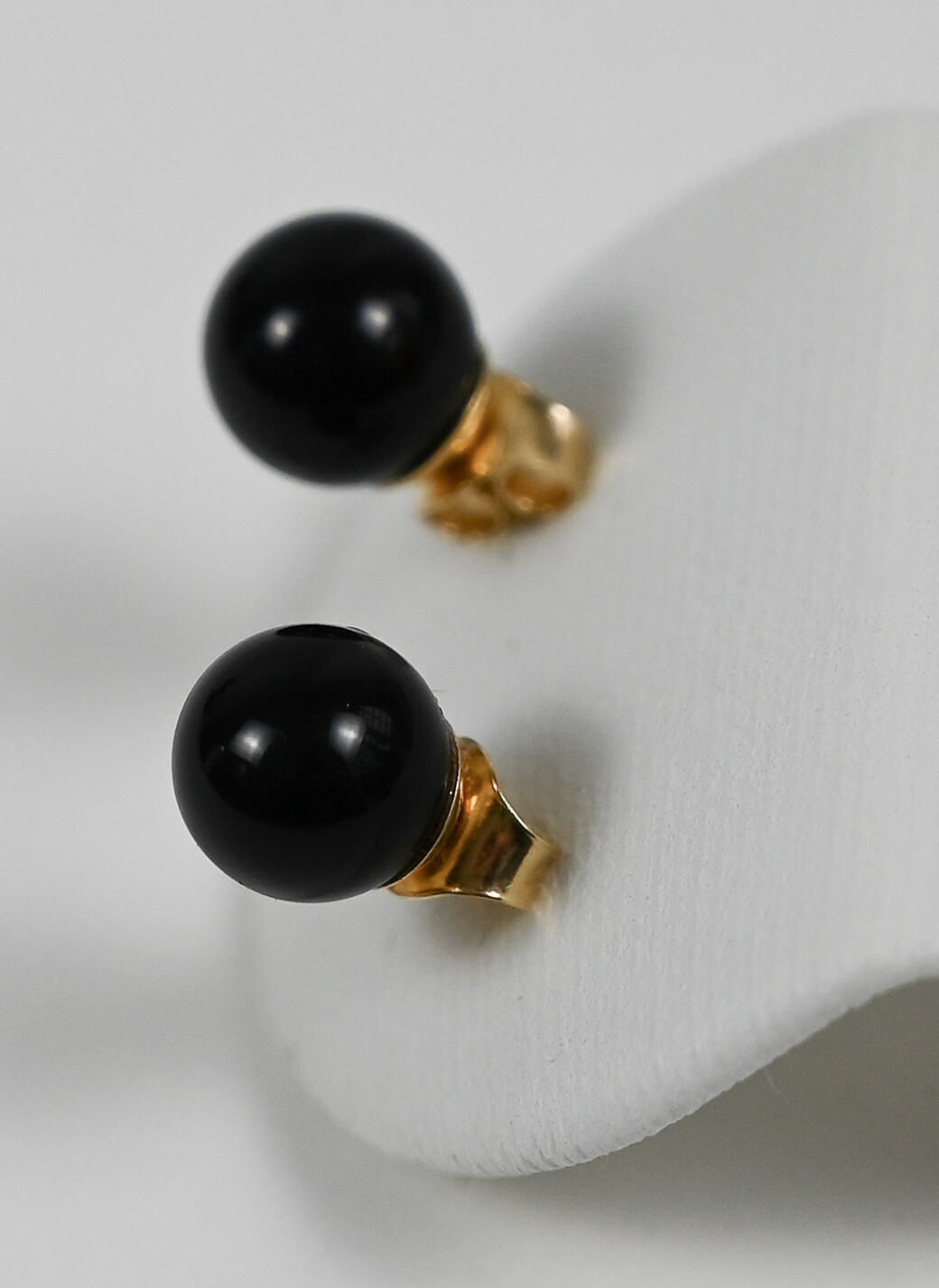 GOLDEN DROPS earrings, made of 14 ct. yellow gold and 8,0 mm. black onyx. Handmade by Helle Hennie