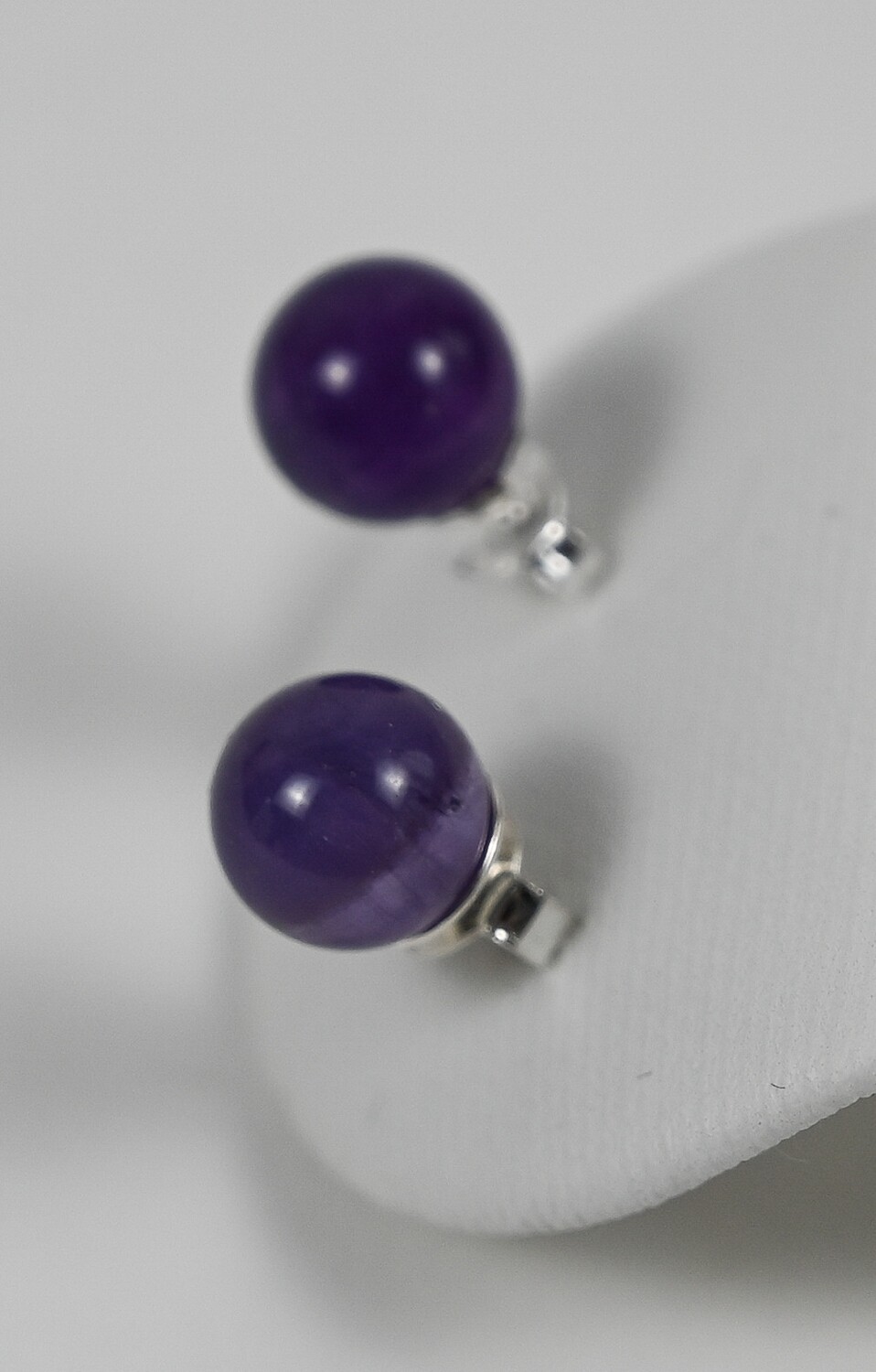 DROPS earrings, made of 925 sterling silver and purple amethysts. Handmade by Helle Hennie
