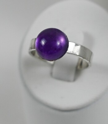 DROPS ring, made of 925 sterling silver and 9,0 mm. purple amethyst. Handmade by Helle Hennie