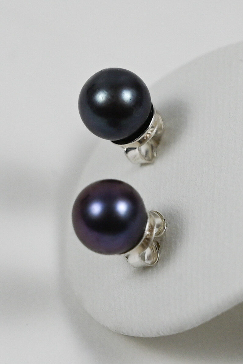 Joyful earrings made of sterling silver 925 and black fresh water pearl 7 mm. Handmade by Helle Hennie