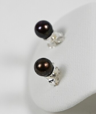 Joyful earrings made of sterling silver 925 and black fresh water pearl 5 mm. Handmade by Helle Hennie