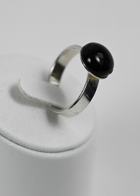 DROPS ring, made of 925 sterling silver and 9,0 mm. black onyx. Handmade by Helle Hennie