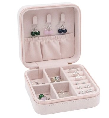 JEWELRY BOX 905
Made of pink imitation suede.
W 113 x D113 x H55 mm.