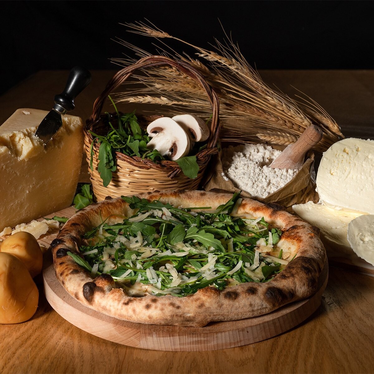 1960 -- Fior di Latte di Filiera Km0, Provola Affumicata, Gorgonzola Dop, Scaglie di Grana Padano Dop 24m, Rucola, Funghi Freschi, Olio Evo Dop